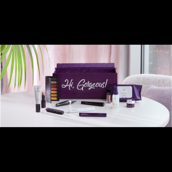 Other - YOUNIQUE| BEAUTY BOX 💖